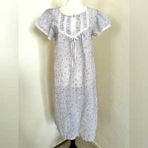 Vintage Barbizon Small Floral nightgown with Delicate Lace Detailing Cottagecore